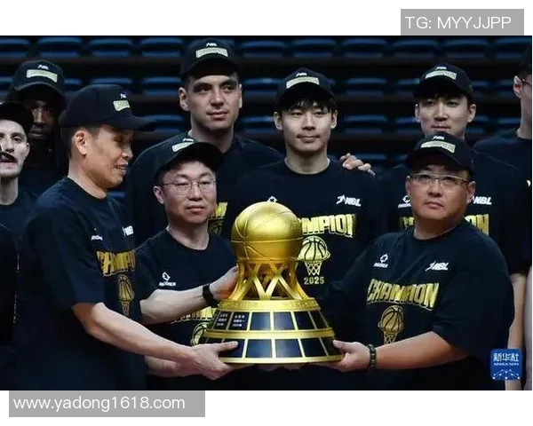 恭贺解立彬荣获2025至2026赛季NBL最佳教练员称号为香港金牛添光彩